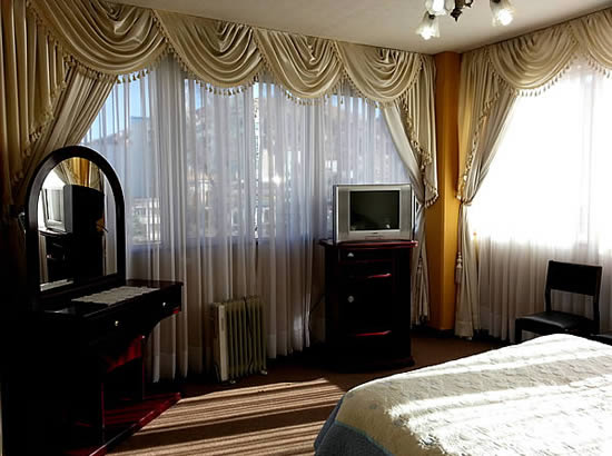 FLORES PLAZA HOTEL 2