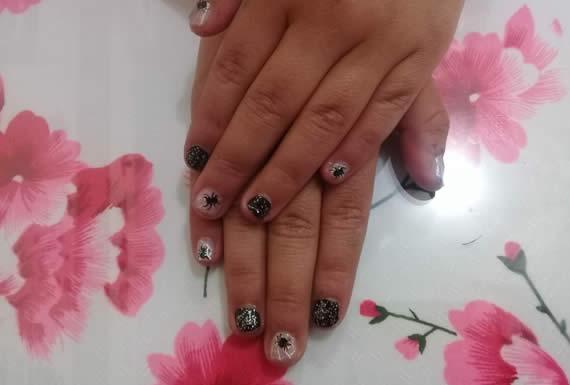 SPA DE UÑAS MUJER BONITA 4