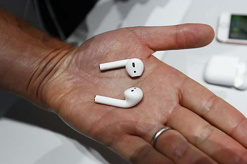 Demandan a Apple por la pérdida de audición irreversible de un niño de EE.UU. causada por una alerta extremadamente alta de sus AirPods 