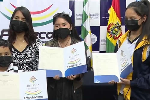 Gobierno entrega pasajes aéreos a ajedrecistas que participan en el Festival Panamericano de la Juventud 2022