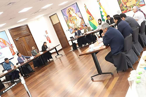 Alcaldes y Arce acuerdan conformar tres mesas de trabajo por Ley 1407