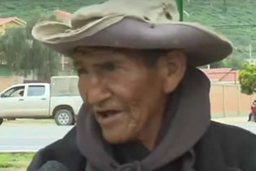 Cochabamba: Un anciano acude a la vacunación contra el COVID-19 acompañado de sus mascotas