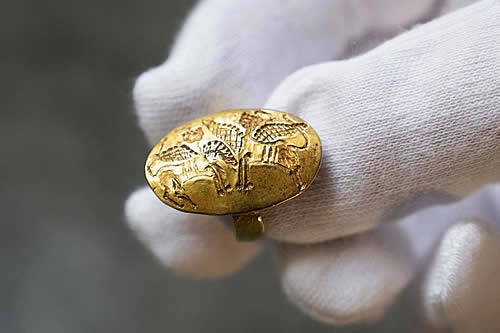 La Fundación Nobel devuelve a Grecia un anillo micénico de oro robado en la isla de Rodas por los nazis 