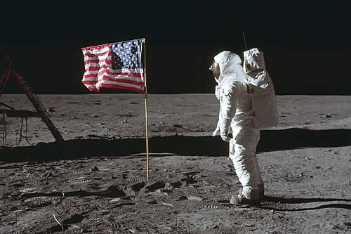 La NASA reclama un frasco de polvo lunar y tres cucarachas subastadas en EE.UU. 