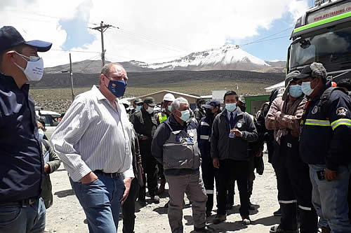 Gobierno entrega víveres y brinda atención médica a chóferes varados en frontera con Chile