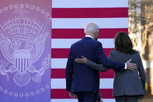 Joe Biden vuelve a llamar "presidenta" a Kamala Harris en un discurso 