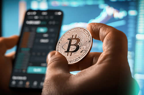 El economista Peter Schiff predice que el bitcóin puede caer a 8.000 dólares para 2024 