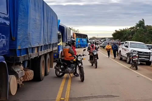 Transportistas se suman a juntas vecinales y agricultores y el bloqueo en Cuatro Cañadas se agrava
