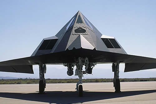 Captan aviones de combate F-117 de EE.UU. luciendo un revestimiento similar a un espejo 