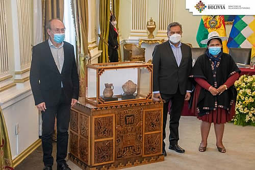 Cancillería otorga custodia de dos vasijas precolombinas al Ministerio de Culturas