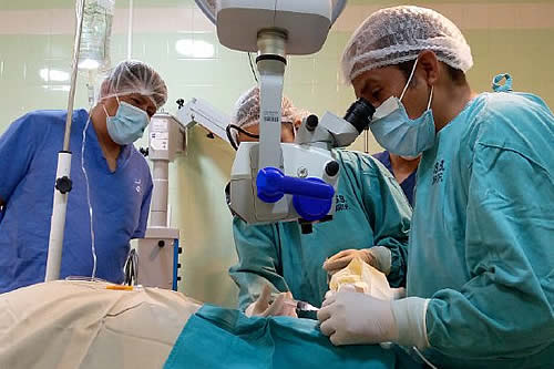 Sucre: Realizan con éxito la primera cirugía gratuita de cataratas en feria nacional de la salud