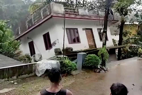 Inundaciones en India y Nepal han dejado más de cien muertos y decenas de desaparecidos 