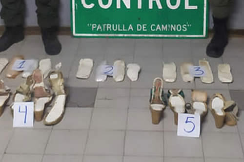 Bolivianas llevaban droga oculta en las plantillas de sus zapatos; las detuvieron en Argentina