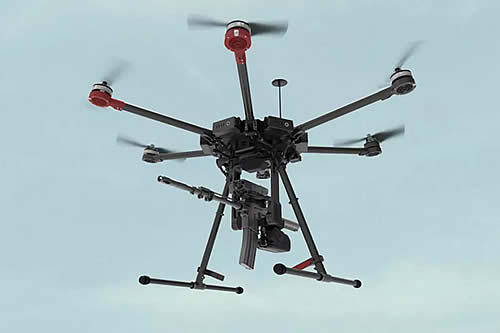 Israel presenta un dron armado con un rifle de asalto, capaz de neutralizar objetivos estáticos o en movimiento "en aire, mar y tierra"