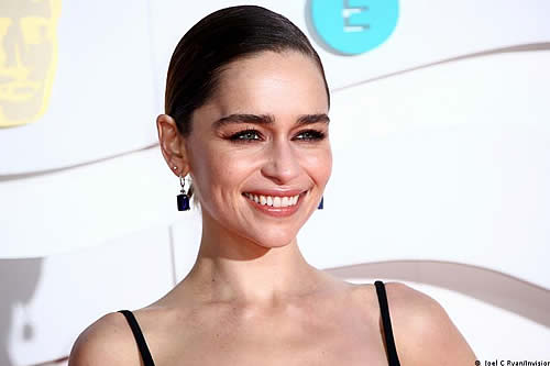 Estrella de "Game of Thrones" Emilia Clarke dice que le "faltan" partes del cerebro tras un aneurisma 
