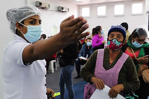Bolivia vuelve a superar los 14.000 casos por COVID-19; en cinco regiones suben los casos