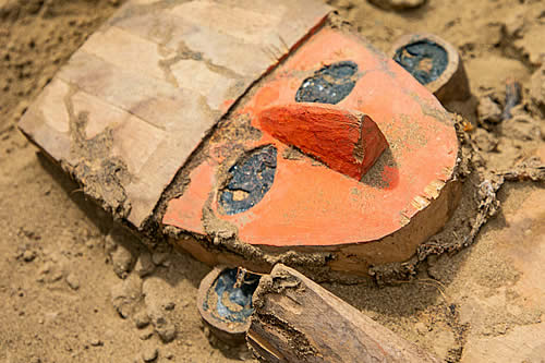 Hallan en Perú una escultura de madera en perfecto estado en el complejo arqueológico de Chan Chan 