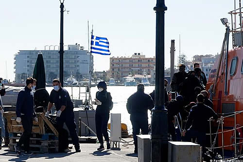 Guardia costera de Grecia rescata a más de 100 migrantes en el mar Egeo 