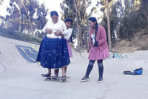 Imilla Skate: las 'skaters' bolivianas que reivindican sus raíces indígenas y el deporte extremo