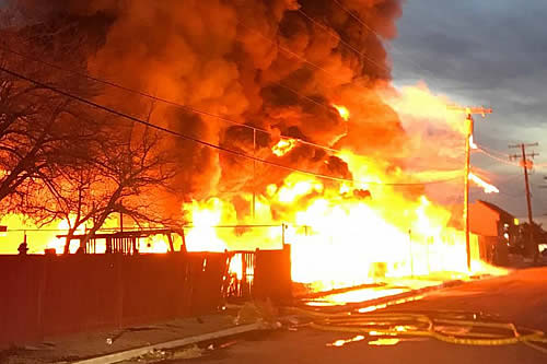 Masivo incendio en un edificio comercial en California 