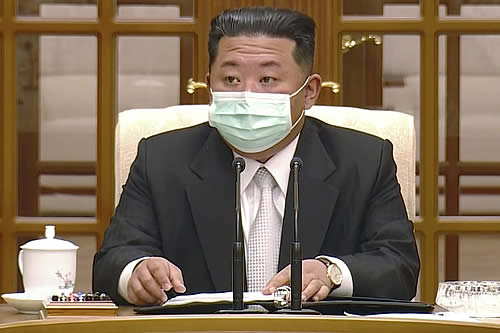 Kim Jong-un aparece con mascarilla por primera vez tras registrarse el primer brote de coronavirus en Corea del Norte 