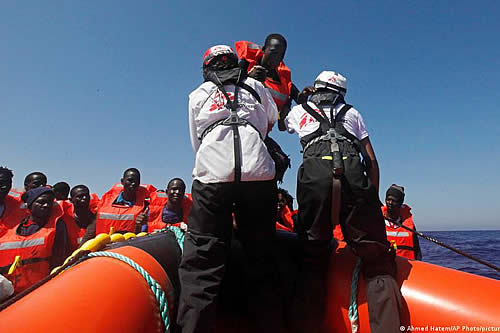 Barco de MSF navega con 363 rescatados en el Mediterráneo 