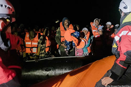 Cientos de migrantes rescatados por Sea Watch 3 en el Mediterráneo llegarán a Sicilia 