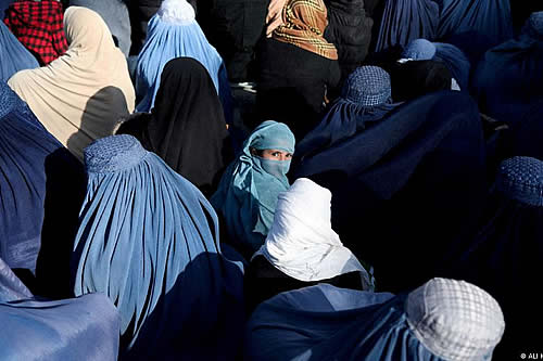 Talibanes consideran infundada preocupación por derechos de la mujer 