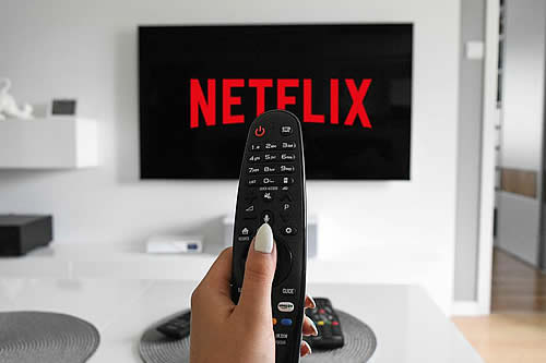 Reportan que Netflix podría comenzar a realizar transmisiones en directo para recuperar suscriptores 