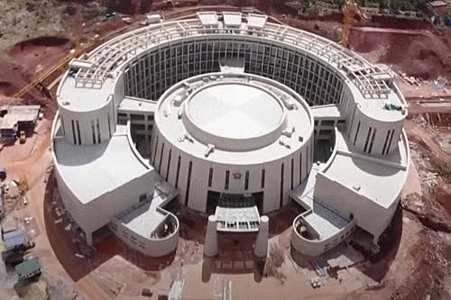 La construcción del imponente nuevo edificio del Parlamento de Zimbabue, financiado por China, entra en su etapa final