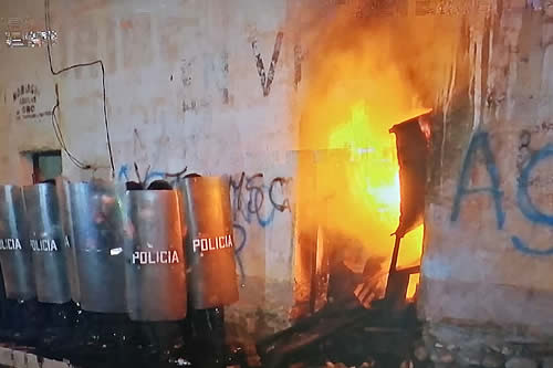 Vecinos en El Alto pretendieron quemar la casa de un acusado de violación y asesino en serie