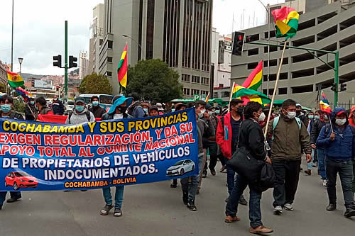 Propietarios de autos ‘chutos’ se movilizan en La Paz en demanda de la regularización