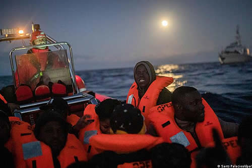 Dos muertos y cuatro desaparecidos en rescate de 81 migrantes frente a Canarias 