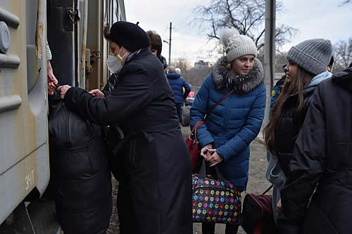 Rusia evacua en una jornada a más de 17.000 personas de Ucrania y las Repúblicas de Donbás