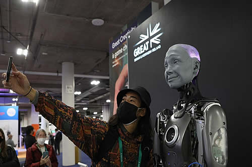 El robot humanoide hiperrealista Ameca interactúa con la gente durante una exposición de tecnología
