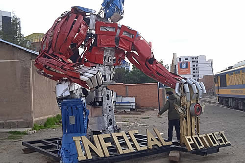 “Optimus Prime”, guardián celoso de la Estación de tren en Potosí