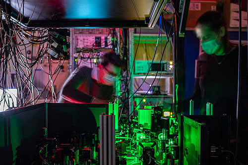 Primer paso hacia un Internet cuántico: científicos logran teletransportar información cuántica a través de una red rudimentaria 