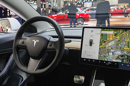La versión beta del 'software' de conducción autónoma total de Tesla permite a sus coches realizar 'paradas rodantes' 