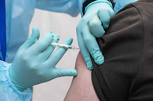 La OMS denuncia que solo 57 países vacunaron al 70% de su población contra el COVID-19