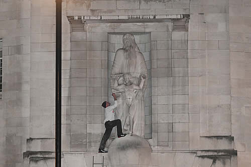 Un hombre escala por la fachada de la sede de la BBC en Londres y vandaliza a martillazos una escultura de un artista pedófilo