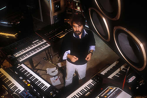 Muere a los 79 años Vangelis, el legendario autor de las bandas sonoras de 'Blade Runner' y 'Carros de Fuego' 
