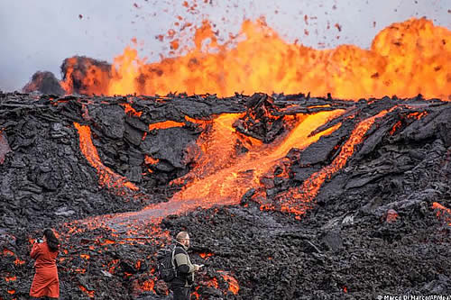 Cientos de curiosos alcanzan la zona de una erupción volcánica en Islandia 